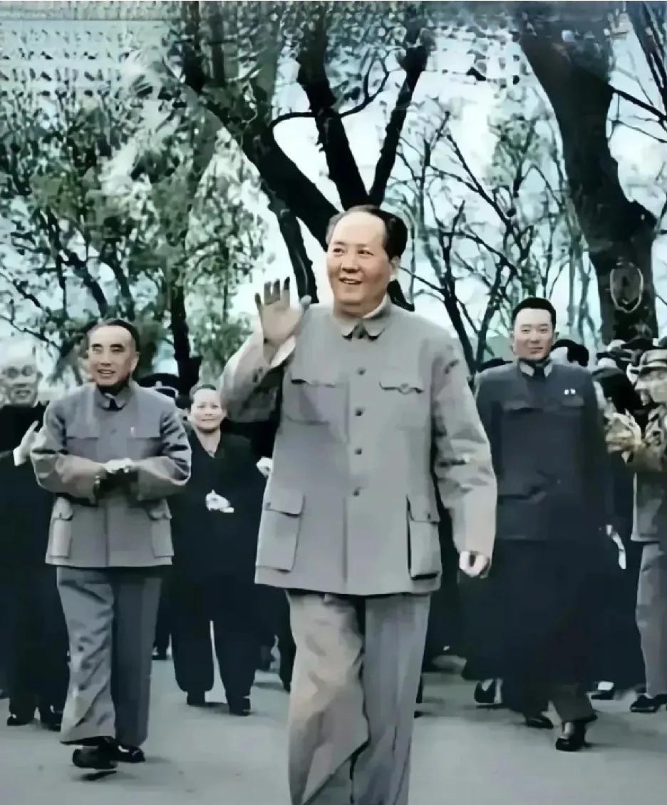 画面中，伟人挥手前行，朱老总等同志相伴。《实践论》如炬，破教条经验之锢。“尝梨子