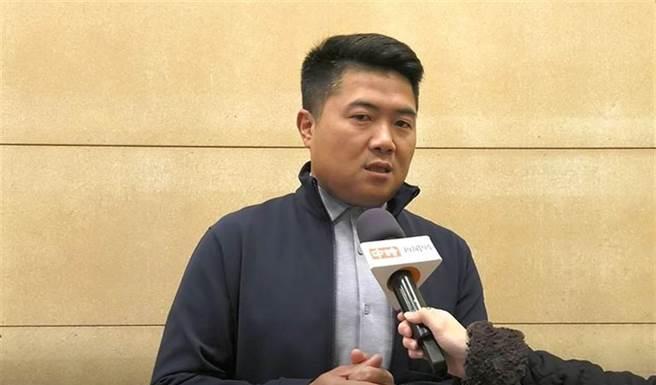 台当局防大陆人像“防贼”一样
绿蛙在社群发文，妄称“蓝委颜宽恒提案中国人依亲健保