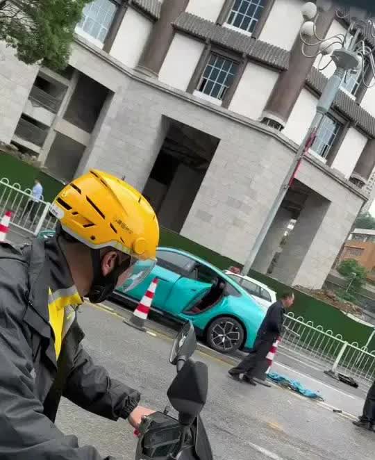 小米SU7又上热门了
贵阳发生一起交通事故，一辆小米SU7基础版汽车因驾驶员误