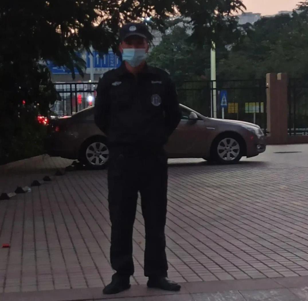我是一名保安，最近一段时间小区门口经常有人跑步。锻炼身体是个好事，但是我却有点厌