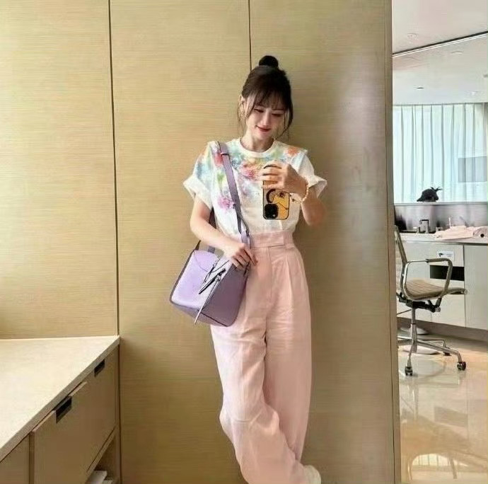 不得不说，陈乔恩这婚结的真高质量，每次的出现都比上一次年轻十岁 ​​​