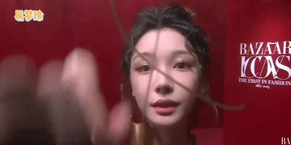 看了杨幂的操作，估计一大堆明星直呼后悔！镜头签角度太歹毒了，几乎所有的明星都中招