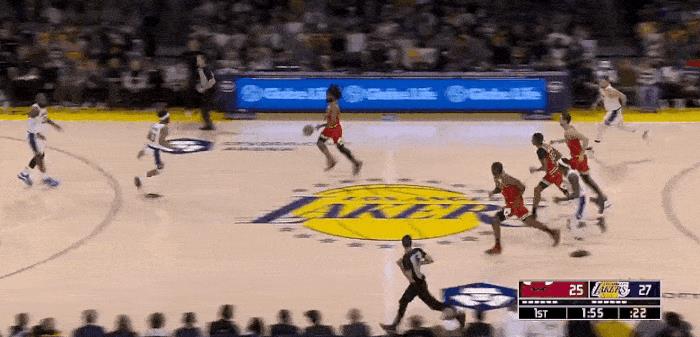 不惧老詹！怀特反击完成精彩反篮得分！
在今天NBA常规赛湖人对阵公牛的第一节比赛