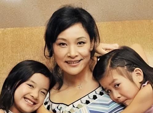 2005年，曹可凡问陈冲，“为什么弃养双胞胎姐妹？”陈冲回答，“我从来没有真正领