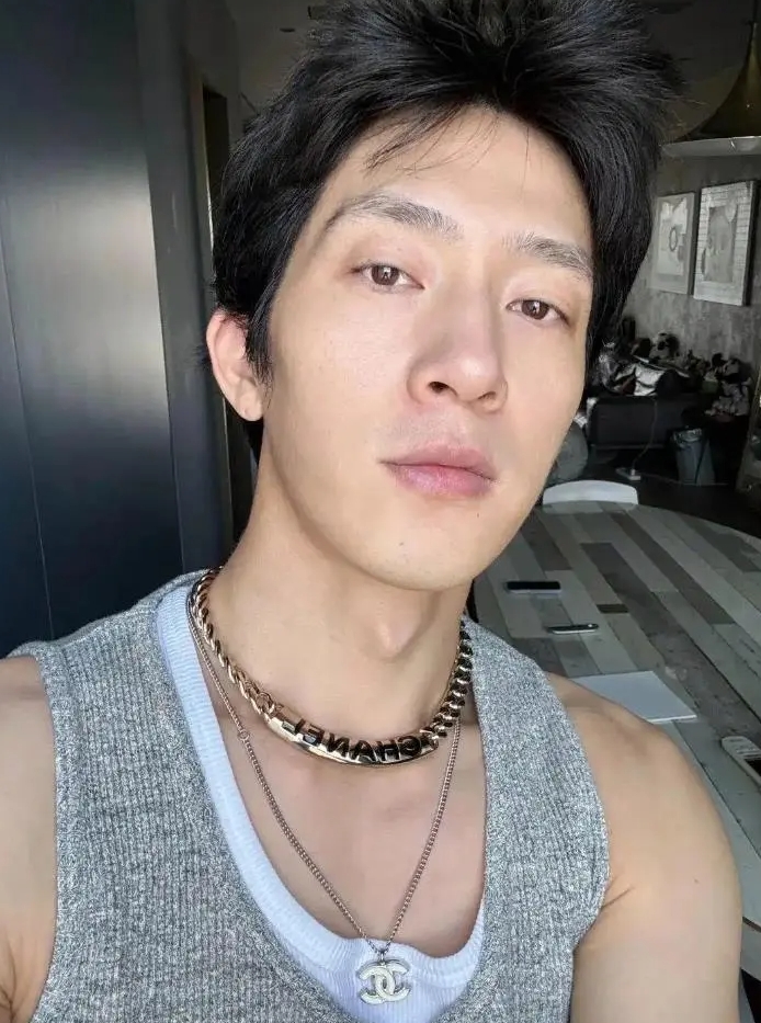 井柏然晒素颜照自称“中年男子”，让我们感受到明星与普通人之间的那份温暖与真实！