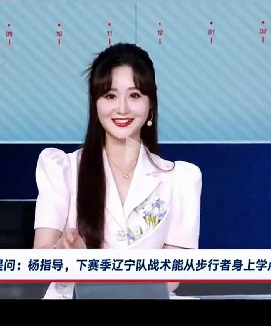 不愧是杨鸣，女主持人果果给杨鸣挖坑，杨鸣机智化解！
在NBA总决赛雷霆对阵步行者