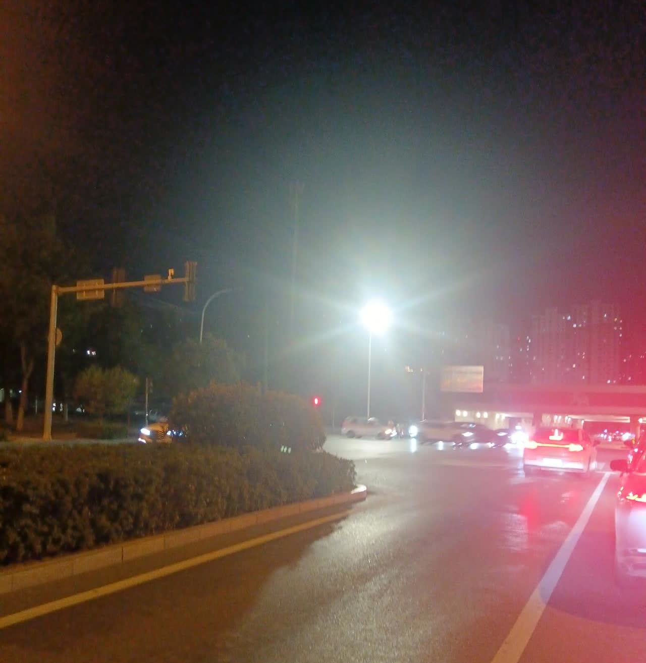 高速上最怕“电车”！

开车的时候，一定要远离电车！尤其在高速上！

我