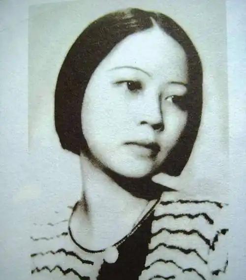 1925年，李开弟在去往国外的船上，看到一个晕船女子吐得一塌糊涂。他用心照顾晕船