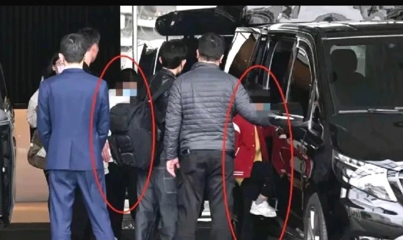 大S骨灰回台，儿子小霖儿竟然穿大红色衣服，这可是喜庆的颜色，这是白事大忌啊！大S