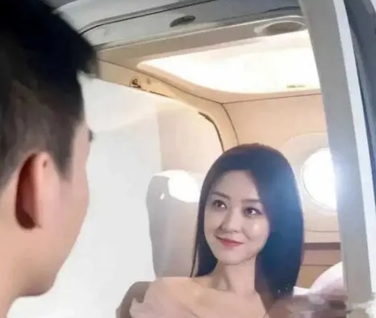 这就是一见钟情的眼神吧?