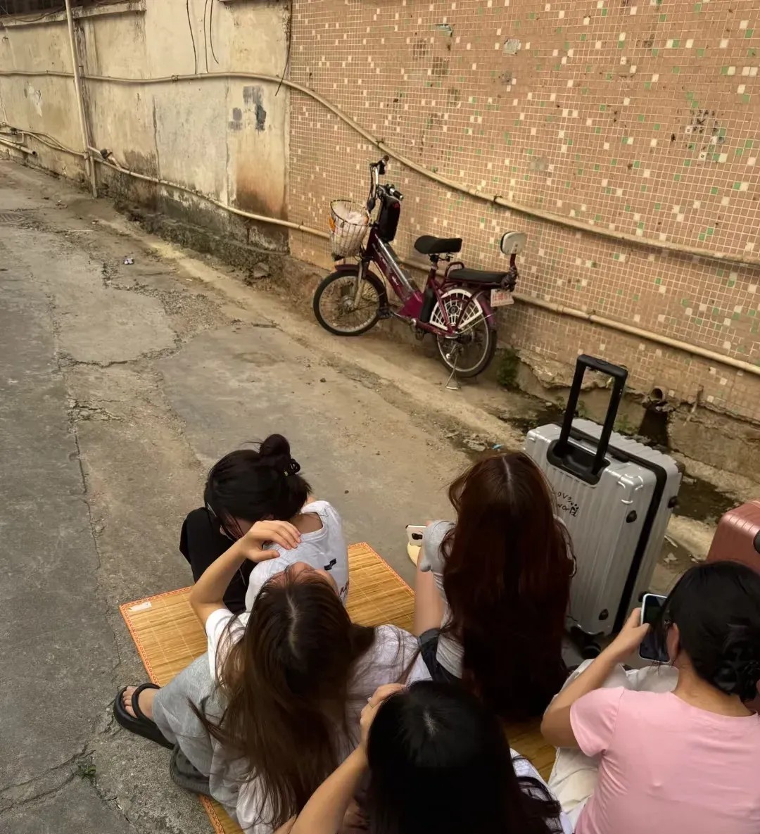 看着挺心酸的，懂事的孩子都是别人家的，趁着放暑假出来打工挣学费……
可惜工作没那
