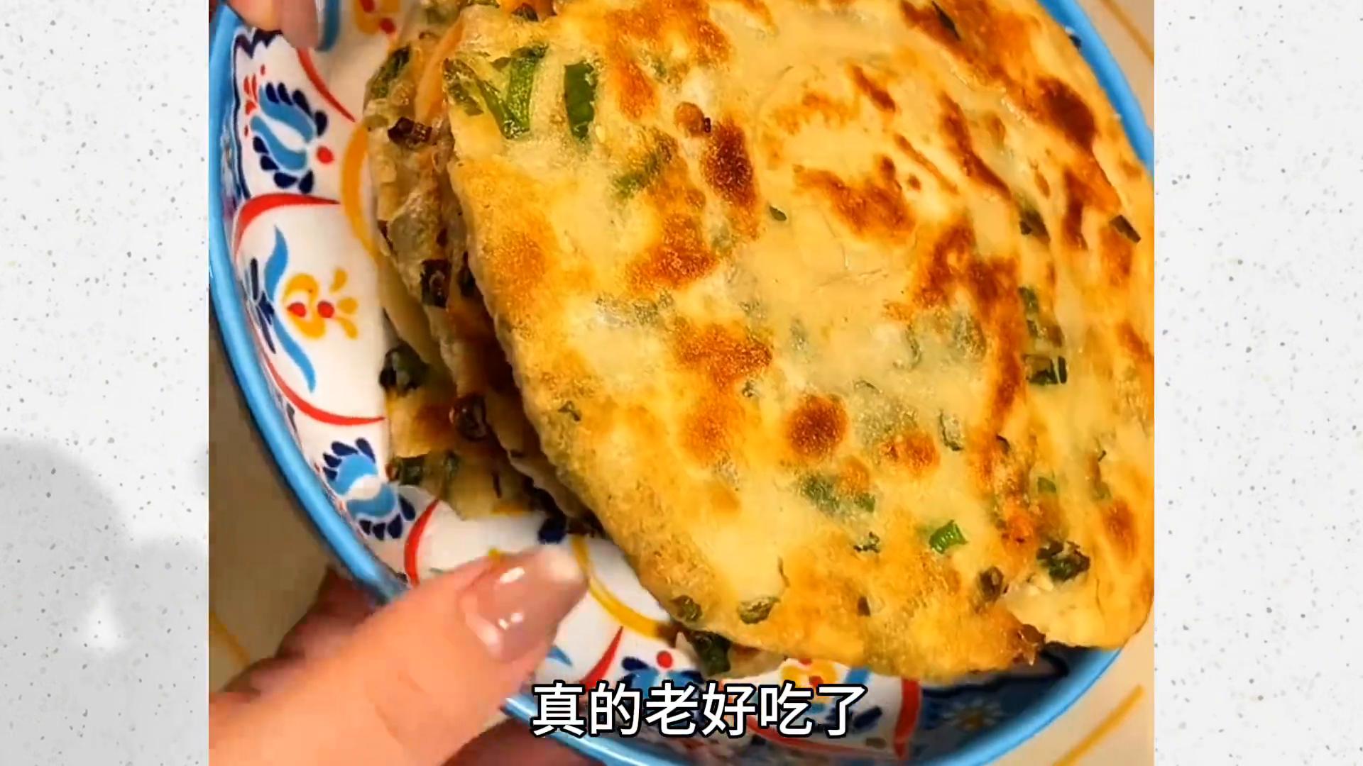 香酥可口的葱油饼，好吃酥脆做法简单，在配上西红柿鸡蛋汤...