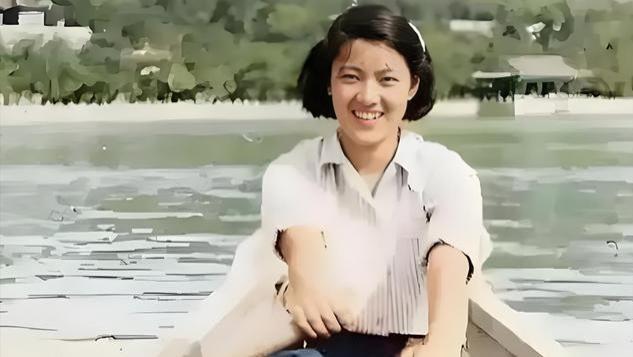 1995年，洪晃和父亲洪君彦的一张合影，两人容貌神似！