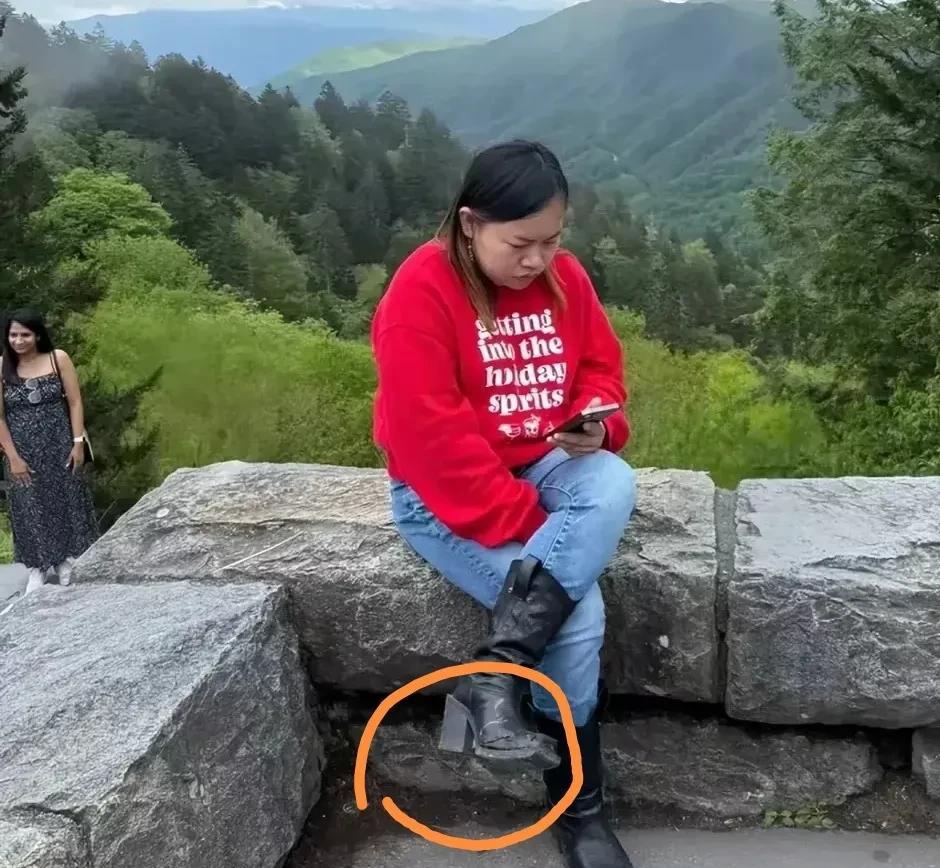 出去这么久，
还是原来的老样子！
凤姐亲身示范，在美丽国
自由就是穿什么鞋不用考