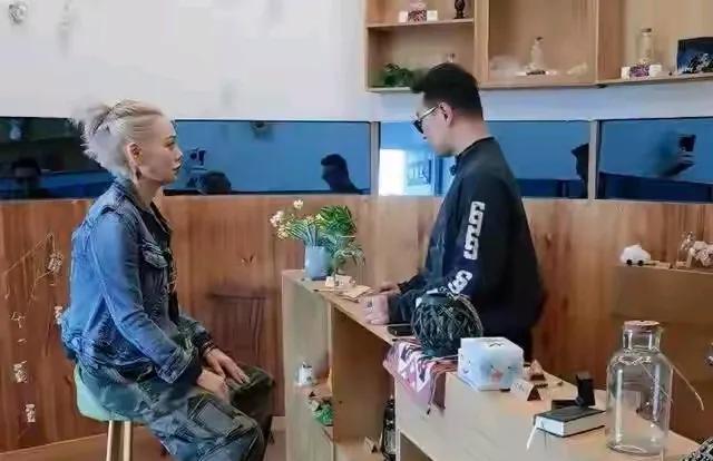 汪峰这么做会让章子怡很尴尬，真真假假，章子怡可糊涂了。汪峰也是的，真敢做。汪峰在