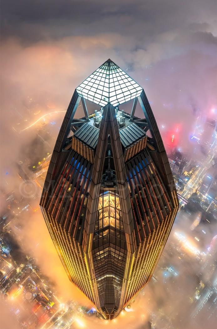 深圳最遗憾的高楼，就是平安大厦
本来是可以做到国内第一高楼，
因为航空限高600