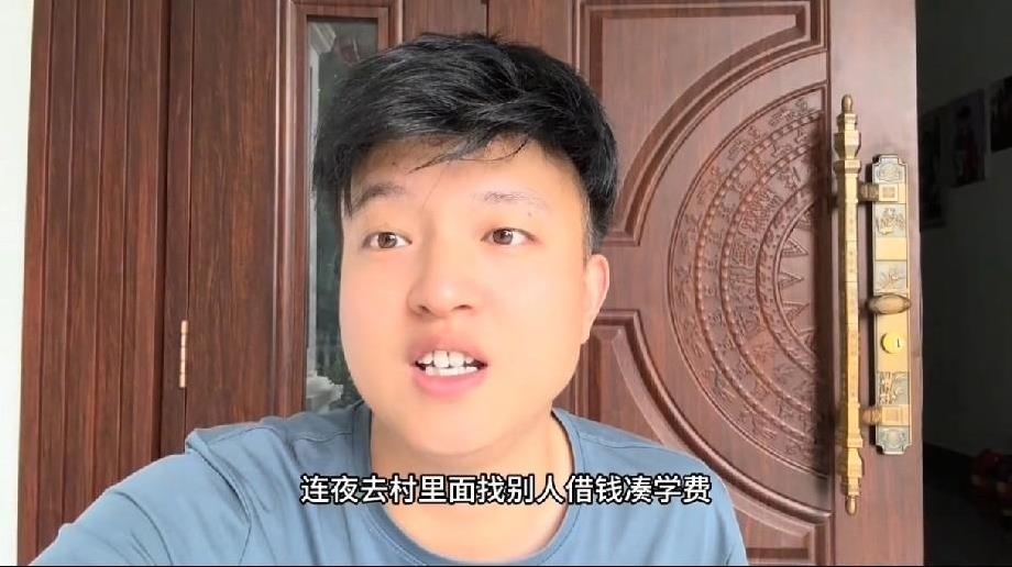 小松最新视频内容是：得知小叔婶婶瞒着他去村里借钱给孩子交学费，赶紧和秋秋送去红包