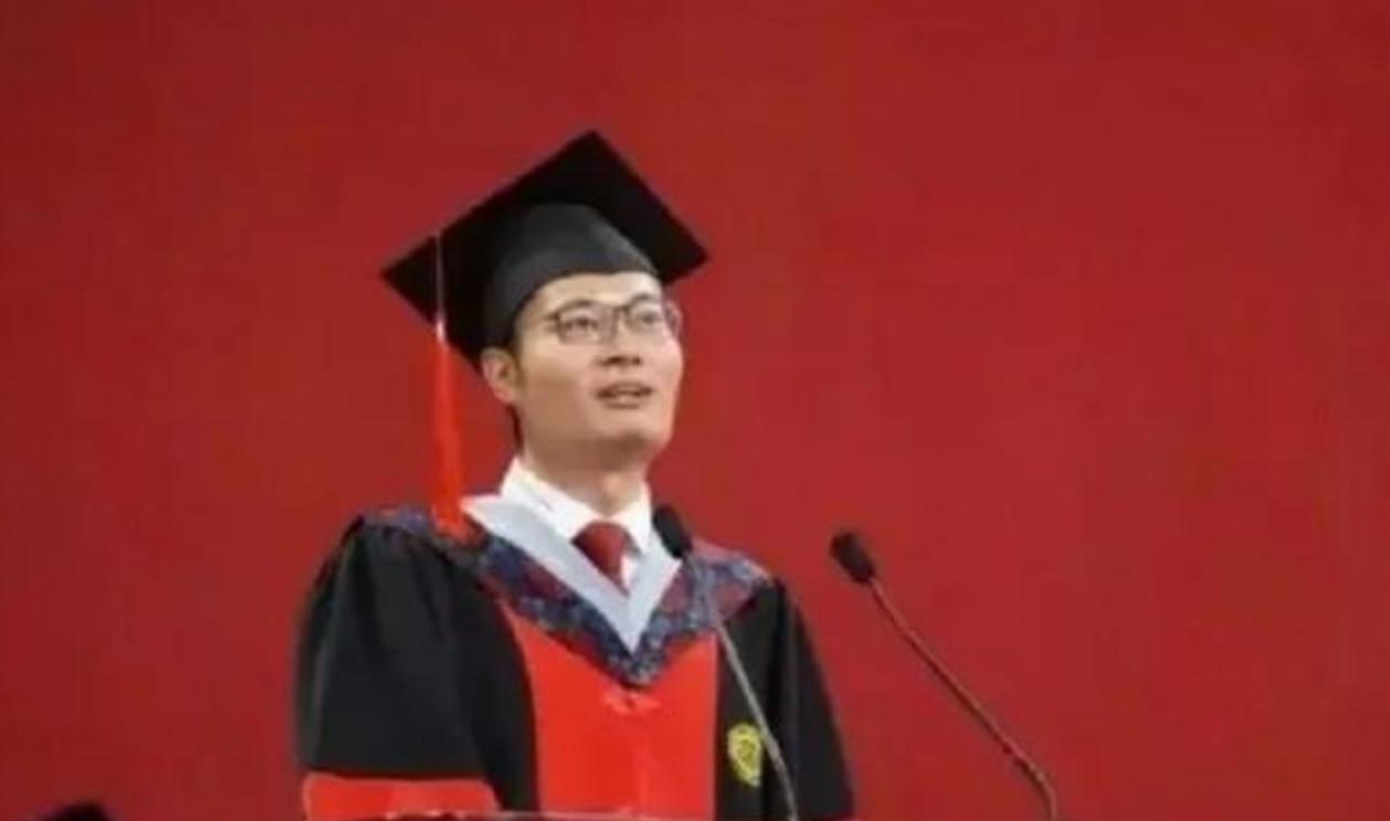 1999年，北大博士王永强携妻远赴美国，此后二十年音讯全无。



二十年前的抉