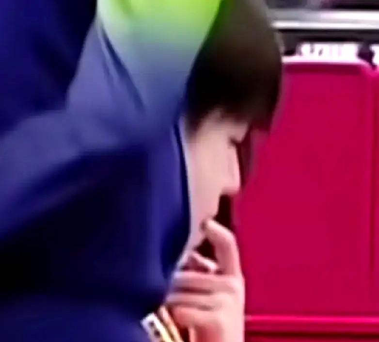 世界冠军也会抠牙？
原来王楚钦私下这么接地气。
镜头里，他发带一戴、杀气腾腾；镜