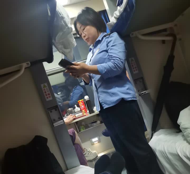 火车上，总有很多推销各种特产的，比如什么卤鹅，奶片，等等…
这个是卖驼奶贝的，