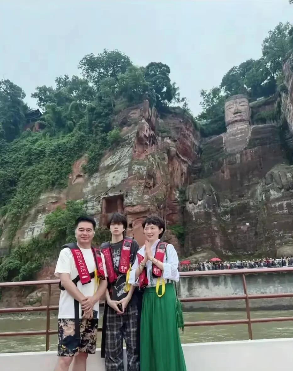 许亚军携妻子张澍和儿子，三个人一起去乐山大佛游玩，他们在游轮上留下了这张合影。