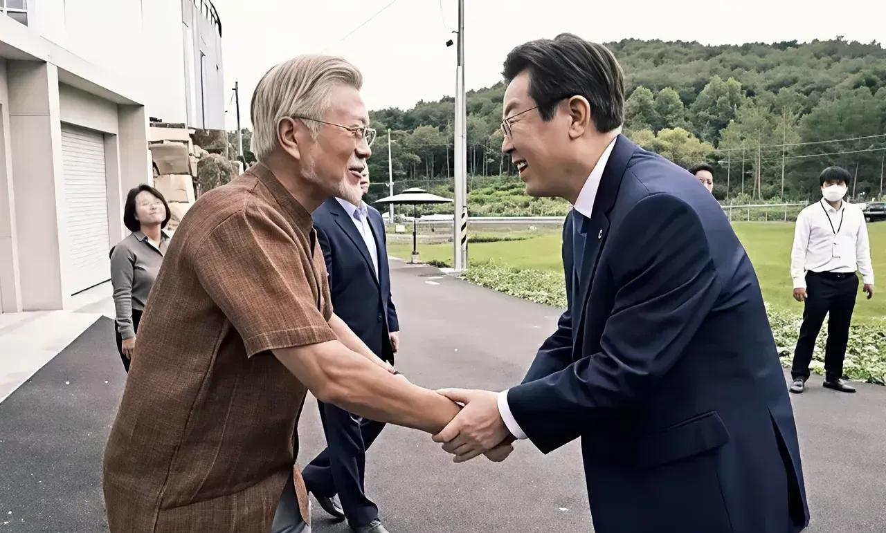 这是韩国前任和现任总统相见的情景，看两个人脸上的表情就可以看出，他们关系不错啊！