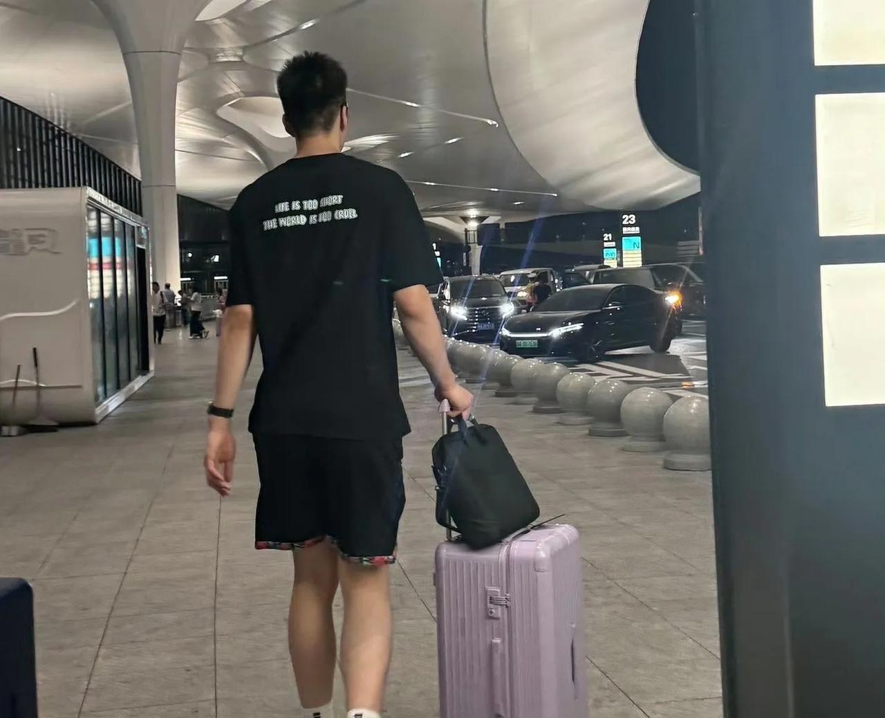 背井离乡！希望余嘉豪能够在海外联赛取得进步！
余嘉豪拖着行李已经正式前往欧洲球队