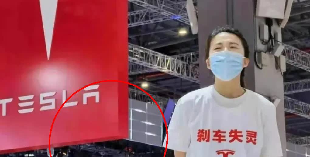 特斯拉为啥不参加车展了？因为被闹怕了。 
几年前上海车展，一女的站特斯拉车顶喊