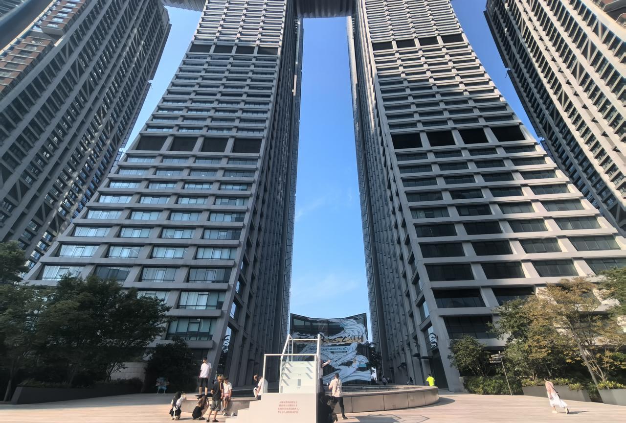 重庆市是山城，千真万确，一点不假！
因为在偌大的重庆市里基本上看不到一个骑自行车