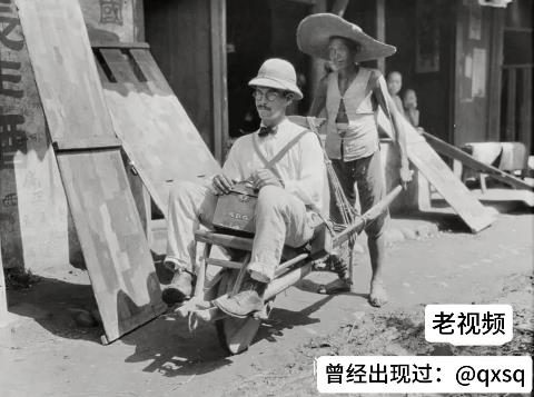 旧中国，地点不详，一个洋人惬意地坐在独轮车上，似是想用这独轮车代步去目的地。坐独