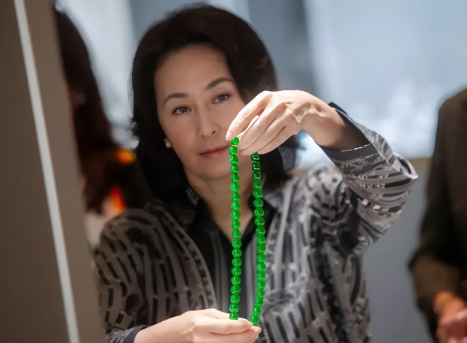 赌王千金何超琼今天在保利春拍杀疯了！姐姐一身新中式旗袍亮相贵气拉满，但全场焦点还
