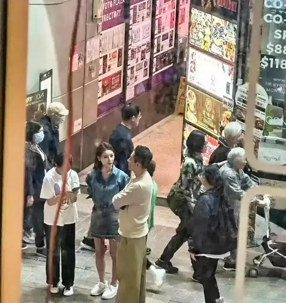 汪小菲居然带着女儿去香港逛夜市啦！要是大S还在，估计得被气个半死。
大家总说妈妈