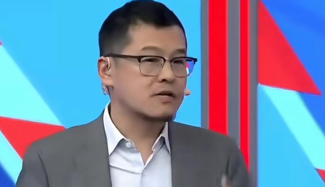 最近一档栏目中杨毅说；“骂宫鲁鸣教练都是饭圈”一语惊爆网络…
杨毅明确表示，体育
