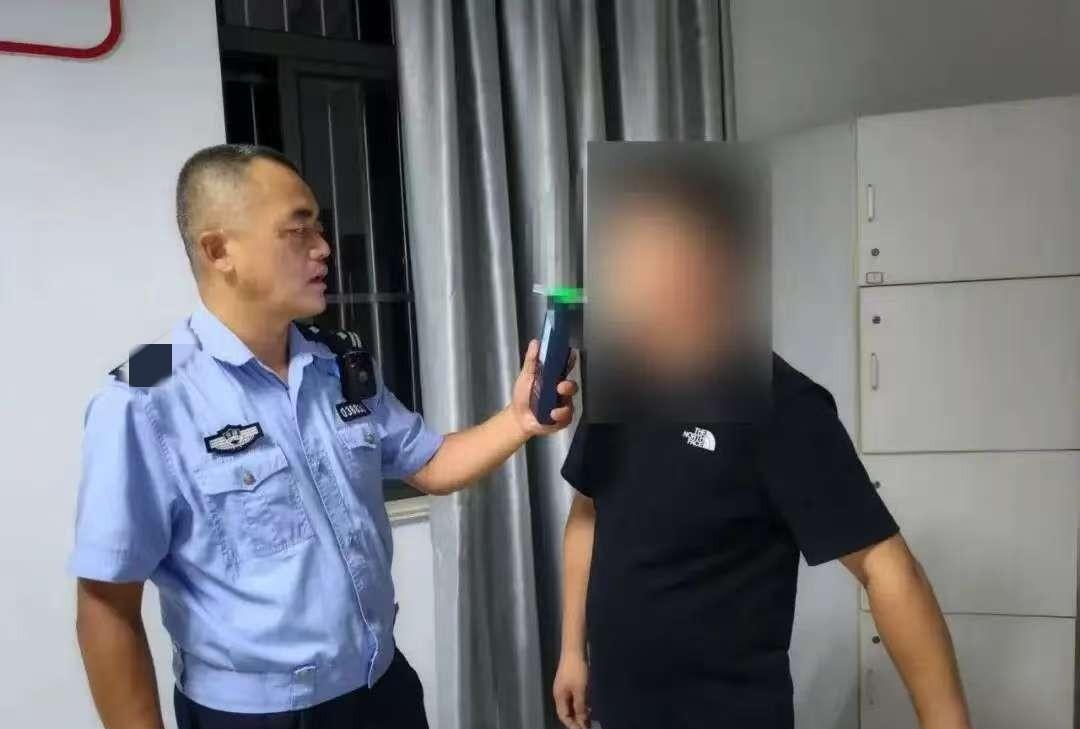 安徽黄山，男子聚餐结束，回家路上和妻子发生争执，他一气之下举报自己酒驾。等帽子叔