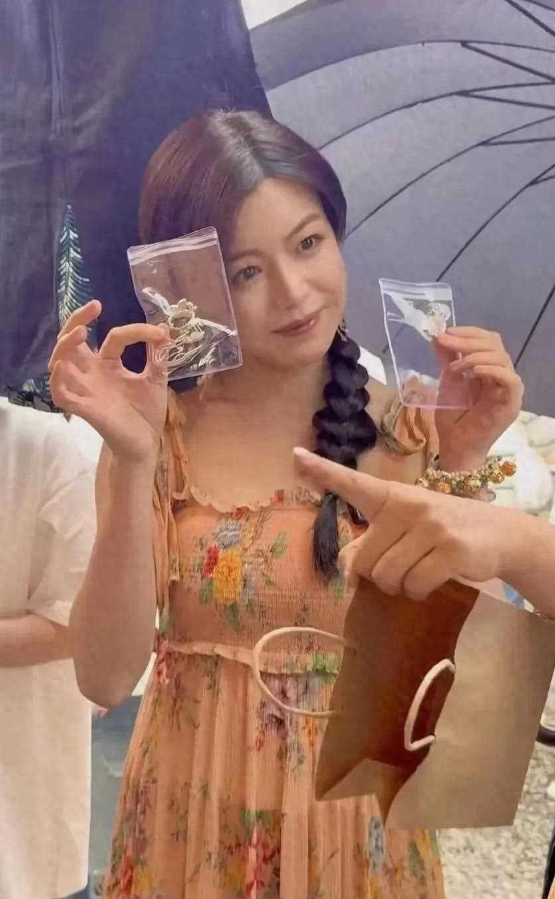 大理慢人节上的陈妍希：碎花吊带裙与麻花辫的清新搭配