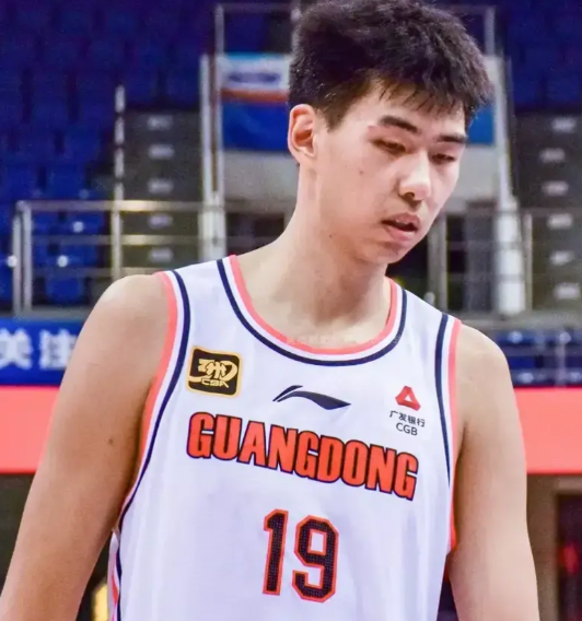 广东男篮杜润旺和辽篮付豪被郭士强淘汰了，可是联赛场均5分的广东男篮的徐昕却入选了