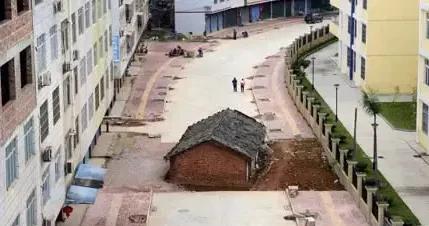 各位网友，当你看到这样的场景，你会有怎样的感想？
“钉子户”确实可恶！他们幻想漫