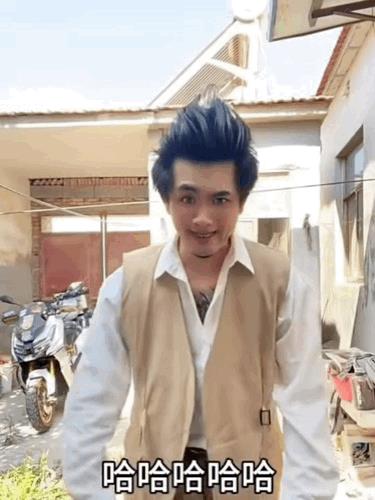 小伙儿跳舞自带鸡头稳定系统[捂脸]