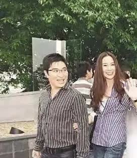 不得不说李家诚的年轻的时候跟徐子淇陈淑仪约会的状态真的差距蛮大的。
李家诚跟徐