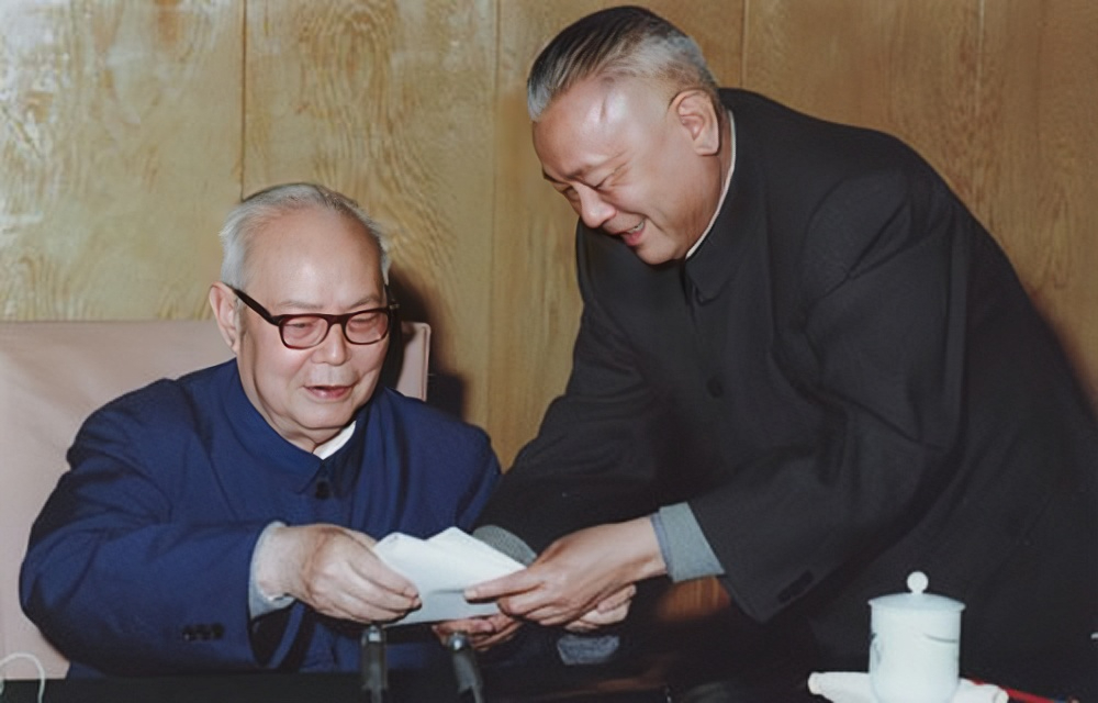 1976年，受华国锋委托，李先念去拜访叶剑英元帅。叶剑英早就盼望着李先念到来了，