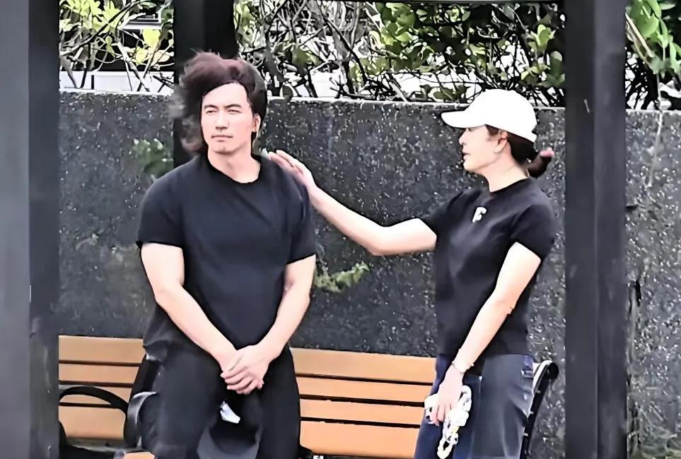 言承旭去大S墓前祭拜她了，真的是道明寺来看杉菜了！他旁边站的是贾永婕和她老公，贾