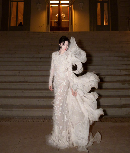 身穿SaraMrad白色飘逸长裙