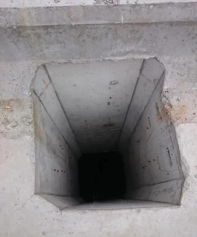高架桥桥墩可以是空心的，也可以是实心的～～～～
具体设计取决于多种因素。通常，高