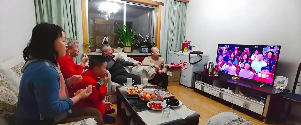 #现在的电视机只是个摆设，你认同吗#“现在的电视机只是个摆设”，这个观点在某种程