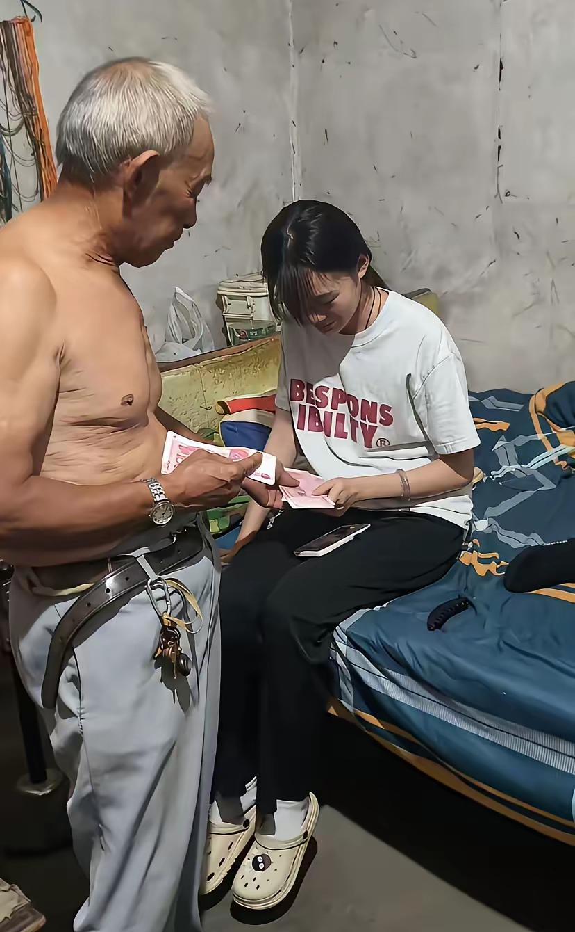 女孩自幼父母双亡，由爷爷抚养长大。如今，女孩打算外出打工，却苦于没有路费。爷爷毫