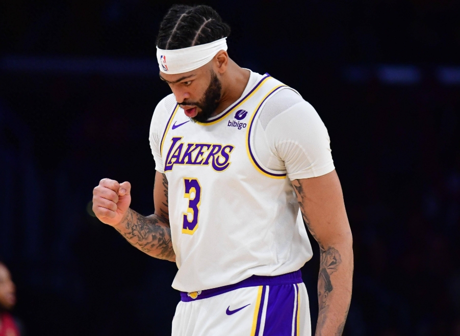 赛季初就说早就该交易浓眉了
早点交易浓眉才是上上策，一堆人在幻想北伐北伐北伐，根