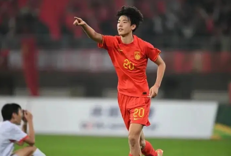 国足首发球员大面积轮休，促使王钰栋、李新翔等年轻人才井喷式爆发，甚至还有17岁超