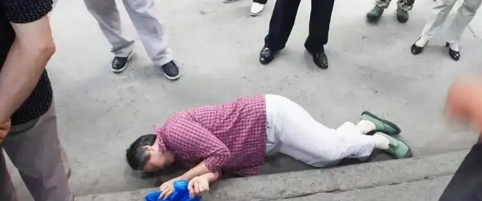 我国首例老人讹人被判刑!2023年，湖南一女子救助一摔倒老人，不仅将老人送至医院