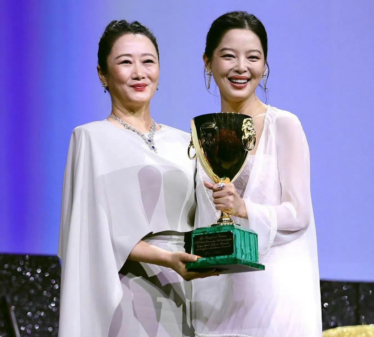 从前看她演配角，如今她站C位！辛芷蕾这个奖，拿得太燃了！以前总看她演配角，这次她