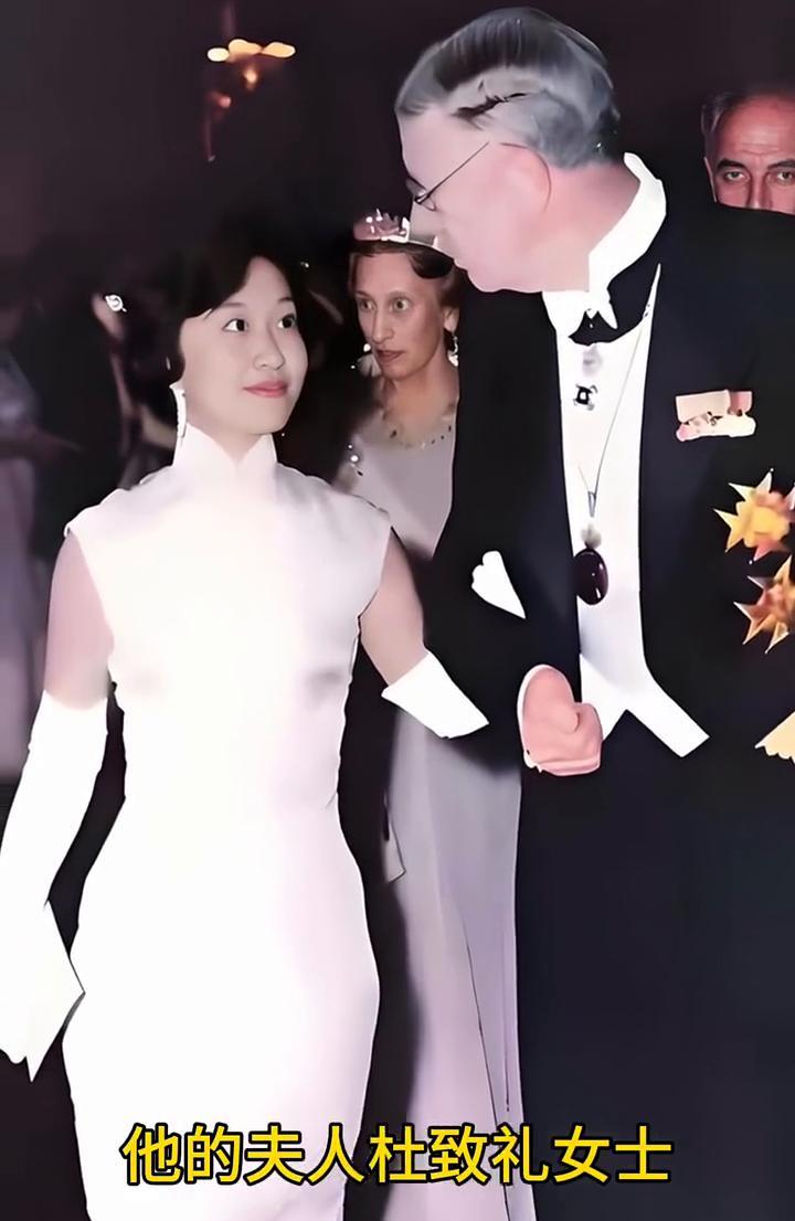 1957年，杨振宁获得诺贝尔物理学奖。颁奖典礼上，他的夫人杜致礼女士陪着瑞典国王